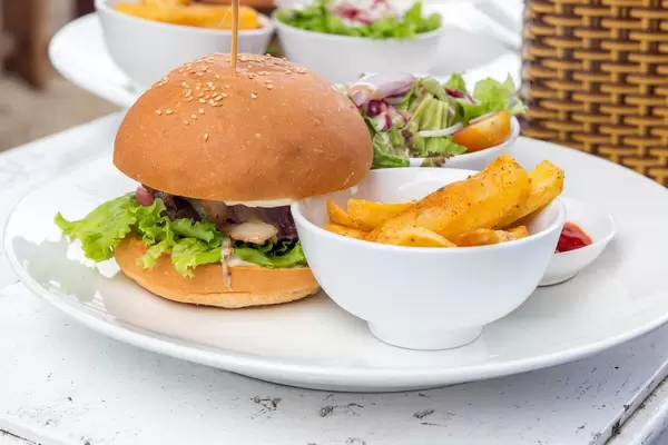 Hamburger mit Pommes