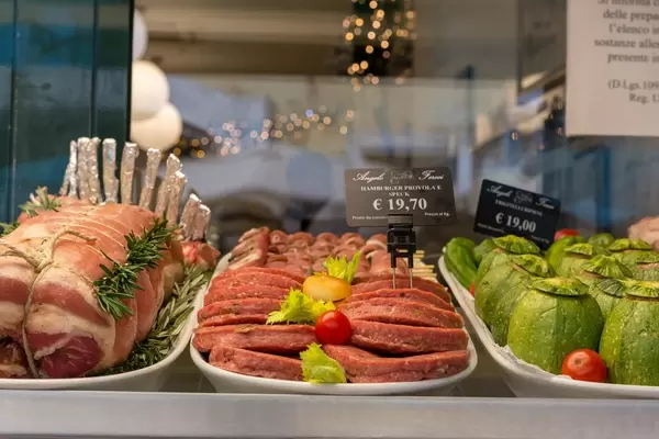 Hamburger mit Provolone und Speck in Rom