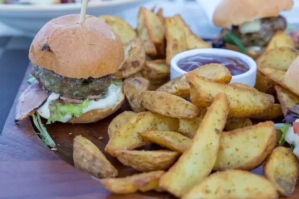 Hamburger und Bratkartoffeln im Aelia Restaurant Kassandra. Nahaufnahme
