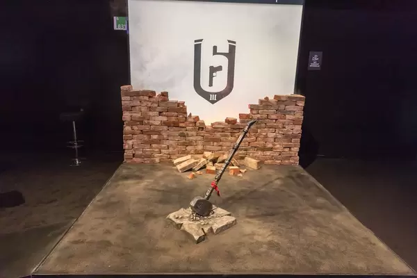 Hammer und zerschmetterter Stein am Messestand von Rainbow Six Siege