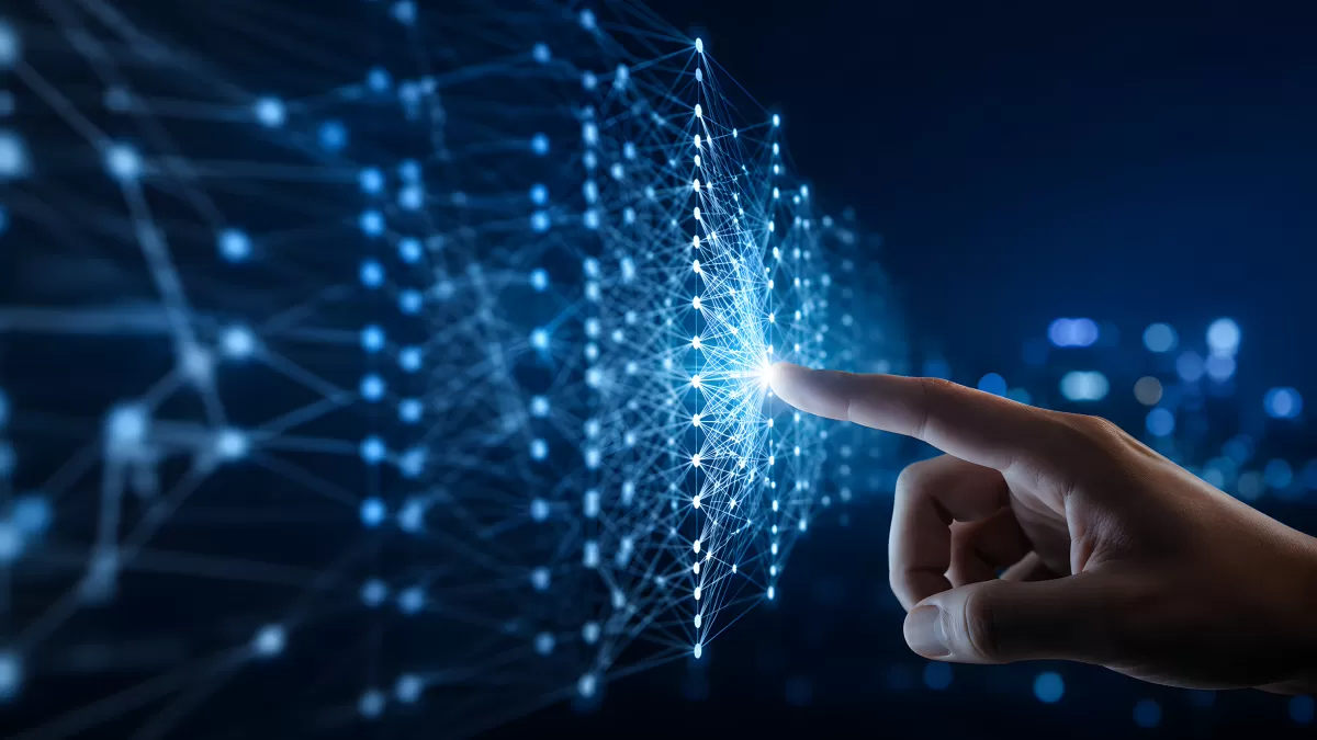 Hand berührt leuchtendes digitales Netzwerk im Dunkel