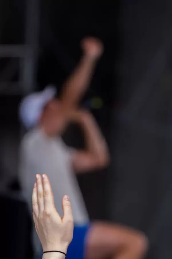 Hand eines Konzertbesuchers und Marteria im verschwommenen Hintergrund