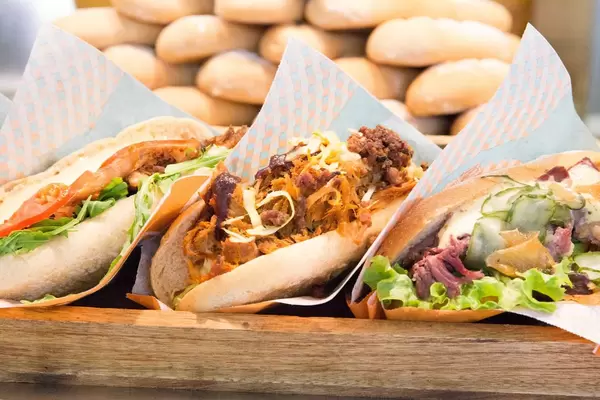 Hand gemachte, frisch gebackene Sandwiches - Pastrami, BBQ, Caesar