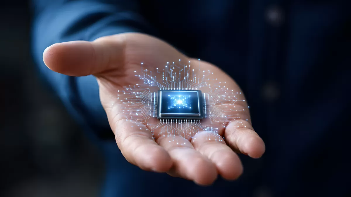 Hand hält leuchtenden Mikrochip mit Schaltkreisen
