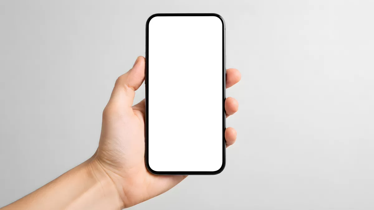 Hand hält Smartphone mit weißem Bildschirm hoch