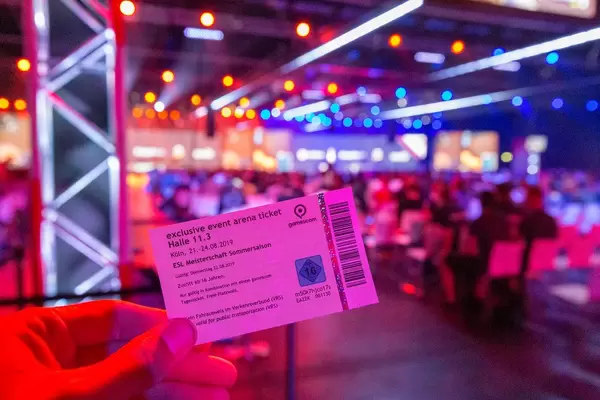 Hand hält das exklusives Event Arena Ticket der ESL Meisterschaft - Sommersaison, auf der Gamescom in Köln