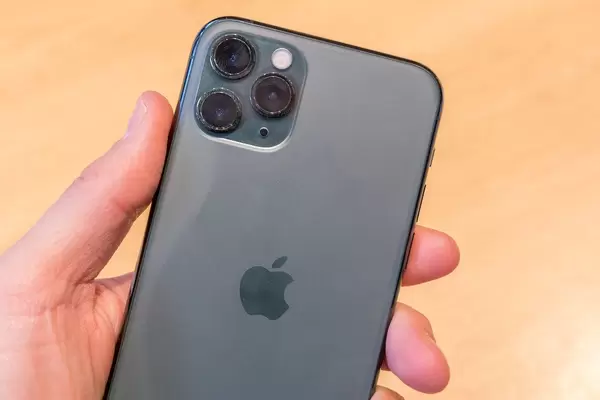 Hand hält das neue Apple iPhone 11 Pro in Space Grau mit 3 Kameras