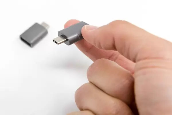 Hand hält den kleinen Syntech Adapter für die Anschlüsse USB C und USC OTG