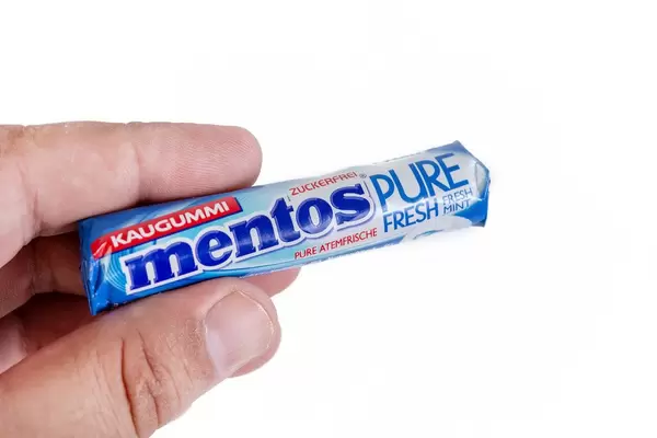 Hand hält die längliche Verpackung von Mentos Pure Fresh zuckerfreien Kaugummis