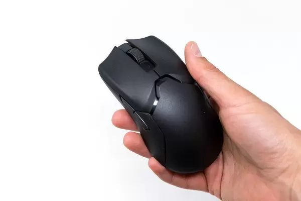 Hand hält die Razer Viper Ultimate Wireless Gaming Maus im Schwarz vor weißem Hintergrund