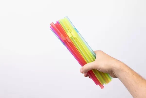 Hand holding drinking straws (Flip 2019)