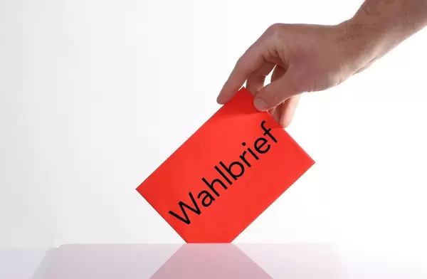 Hand holding envelope with Wahlbrief text