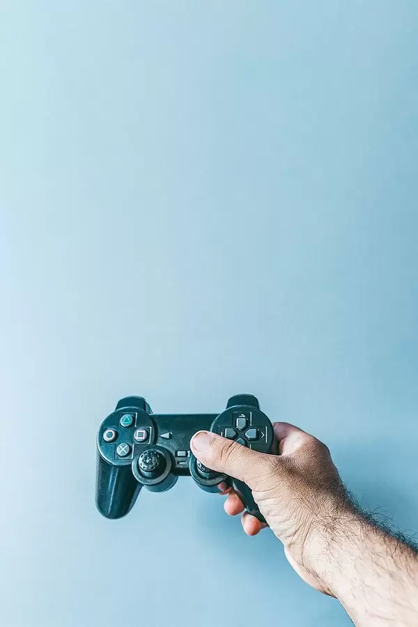 hand holding gamepad (Flip 2019)