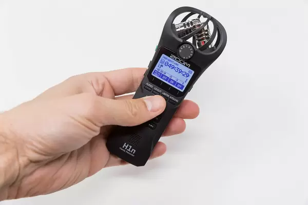 Hand holding the Zoom H1n Handy Recorder showing on the display remaining space on SD card