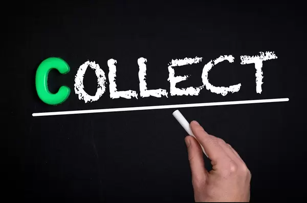 Hand schreibt das Wort "Collect" - Einsammeln - mit Kreide auf eine schwarze Tafel