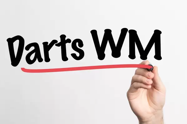 Hand schreibt das Wort "Darts WM / Weltmeisterschaft" auf ein Whiteboard