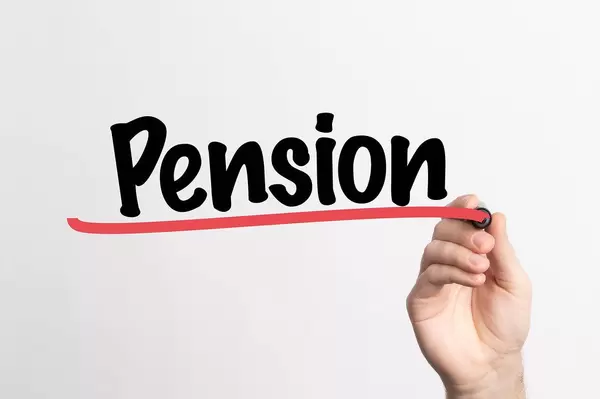 Hand schreibt das Wort "Pension / Rente" auf ein Whiteboard