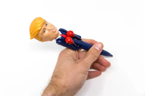 Hand schreibt mit dem Trump-Kuli: Anti-Stress Kugelschreiber mit Boxhandschuhen