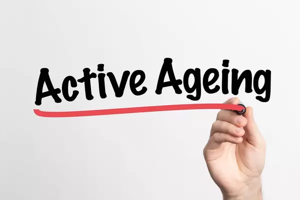 Hand schreibt "aktives Altern" auf ein Whiteboard