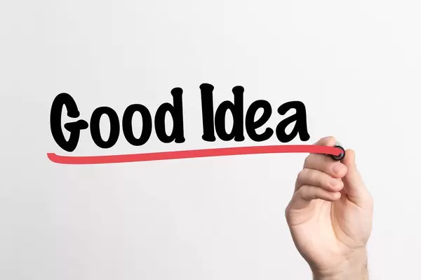 Hand schreibt  "gute Idee" auf ein Whiteboard