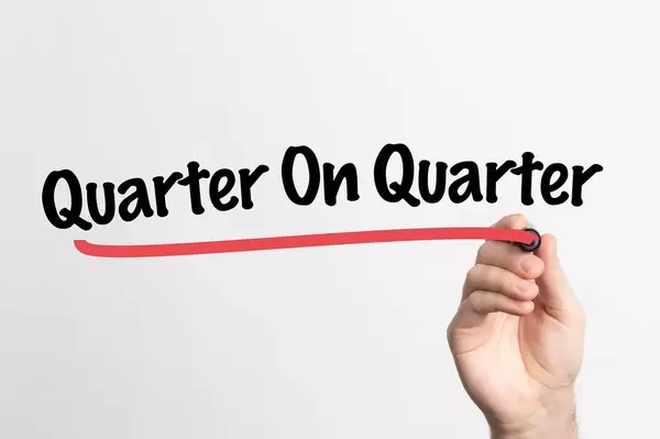 Hand schreibt "Vorquartal" auf ein Whiteboard