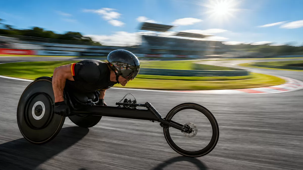 Handbiker im Vollsprint auf professioneller Rennstrecke