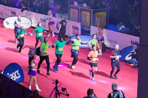 Händchen haltend Richtung Ziel - Frankfurt Marathon 2017