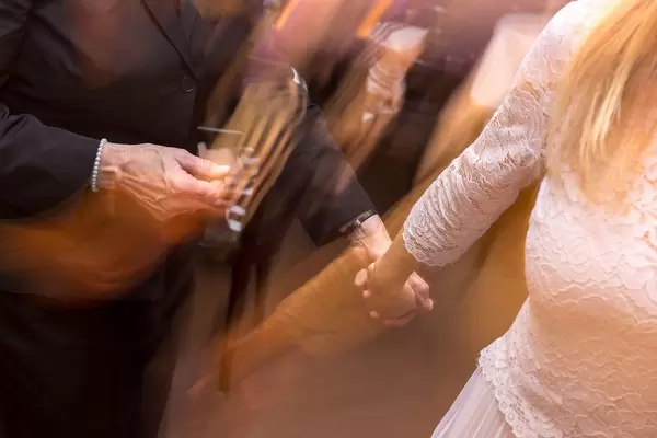 Hände halten beim Tanzen (Holding hands)