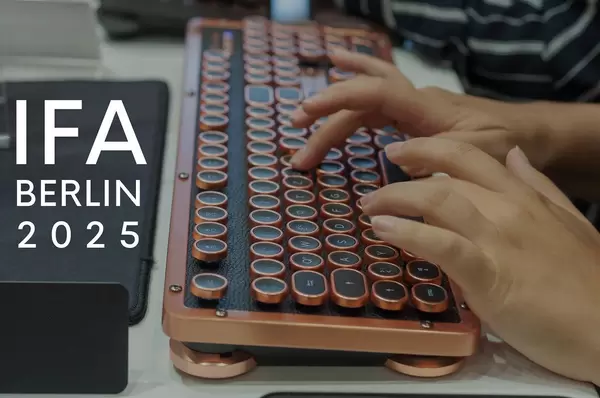 Hände tippen auf einer besonderen Computertastatur im Retrolook, neben dem Bildtitel "IFA Berlin 2025"