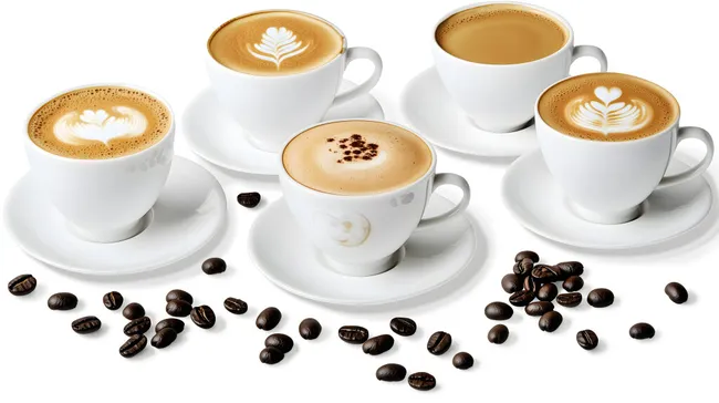 Handgefertigte Kaffeetassen mit kunstvoller Milchschaumkunst