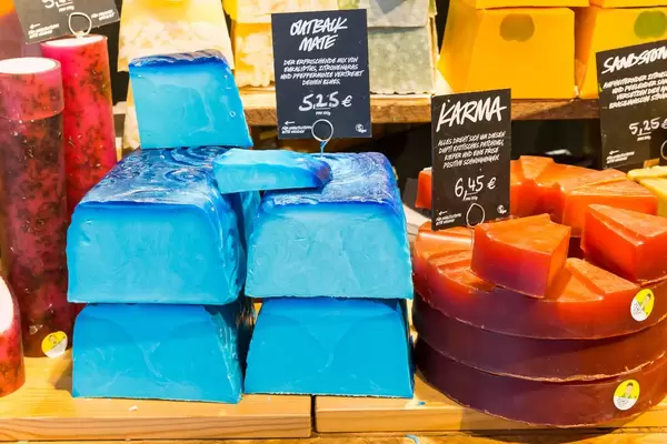 Handgefertigte Seifen von Lush - Outback mate und Karma