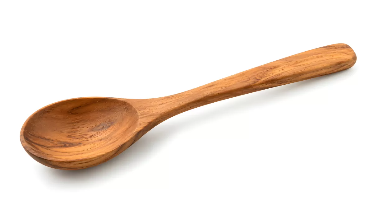 Handgefertigter Holzlöffel aus warmem Teakholz