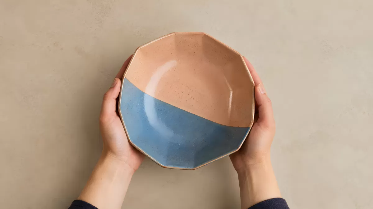 Handgemachte Keramikschale in Beige und Blau