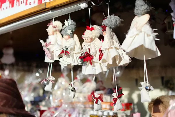 Handgemachte Puppen als Weihnachtsdeko