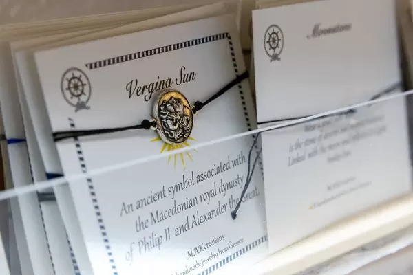 Handgemachte Schmuckbändchen mit historischer Bedeutung von MAKcreations zum Verkauf auf Paros