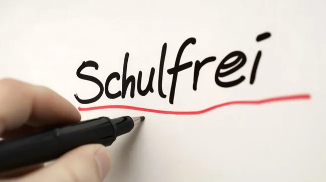Handgemalter Schulfrei-Schriftzug auf weißem Hintergrund