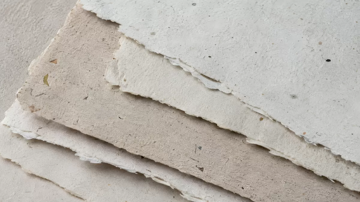 Handgeschöpfte Papierbögen in Beige und Weiß