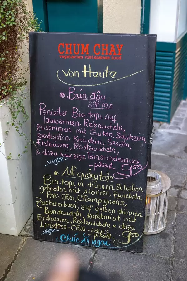 Handgeschriebene Speisekarte vom Chum Chay Vietnamesischen Restaurant in Köln bietet Bio-Tofu mit Gemüse und exotischen Kräutern als tägliche Spezialität