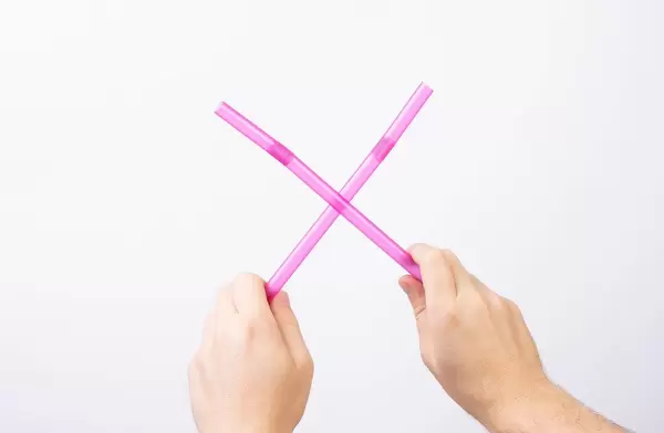 Hands holding two drinking straws (Flip 2019)