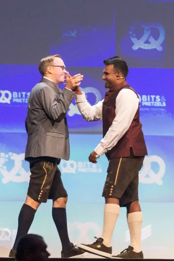 Handschlag von Bernd Storm van's Gravesande und Bits & Pretzels Gastgeber Dan Ram auf der Konferenzbühne