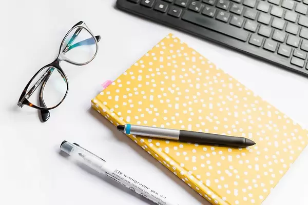 Handschriftliche Notizen oder digitales Tippen auf der Computertastaur