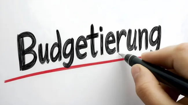 Handschriftlicher Budgetierungstext auf weißer Fläche