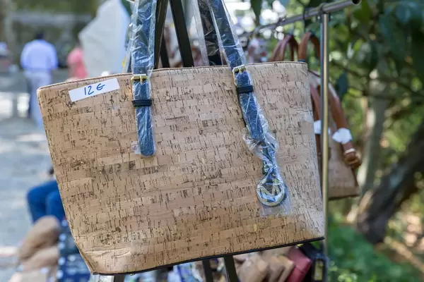 Handtasche aus Kork als Souvenir