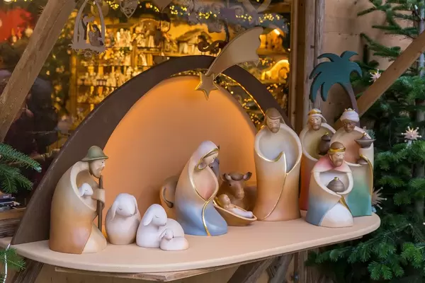 Handwerkskunst: Figuren für das Krippenspiel, mit heiligen drei Könige, Schäfer, Maria und Josef auf dem Weihnachtsmarkt