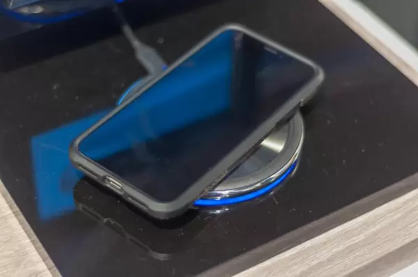 Handy beim Laden auf einer induktiven Schnellladestation OMNIA q1 von Adam Elements