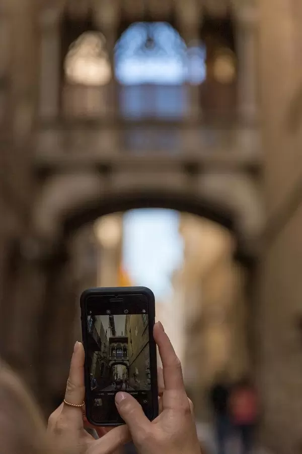 Handy-Urlaubsfoto der Brücke Pont Gòtic, die die Gebäude Palau de la Generalitat und Casa dels Canonges in Barcelona, Spanien, verbindet