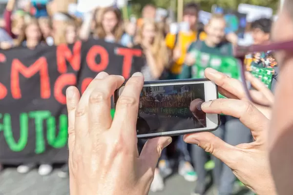 Handyfoto für Instagram von den Demonstranten beim Fridays for Future Klimaprotest in Köln am Hans-Böckler-Platz