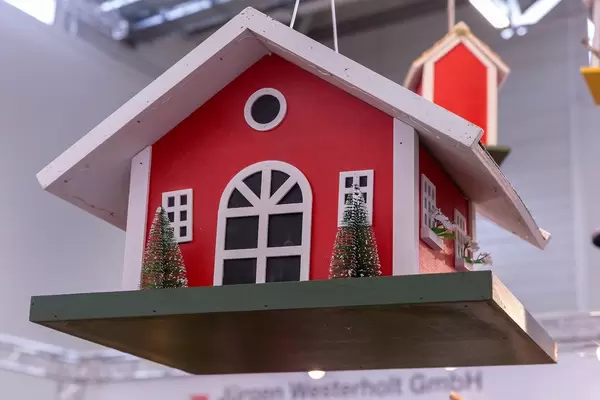 Hängendes weihnachtlich geschmücktes Vogelhaus aus Holz