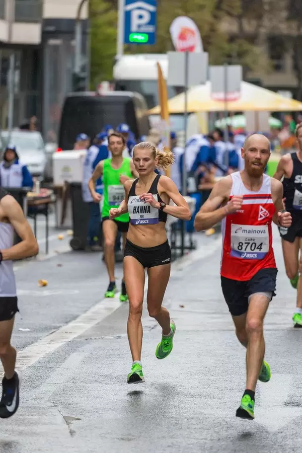 Hanna Lindholm surrounded by male athletes at Frankfurt Marathon