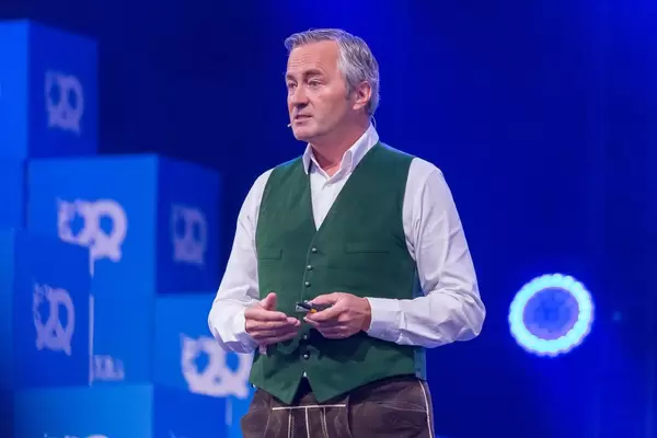 Hannes Ametsreiter - Vodafone Deutschland hält eine Rede